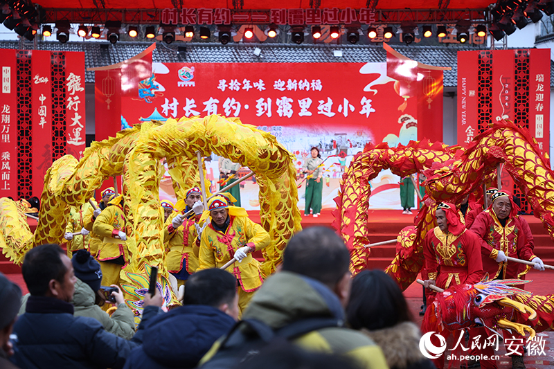 舞龙灯。人民网记者 陶涛摄
