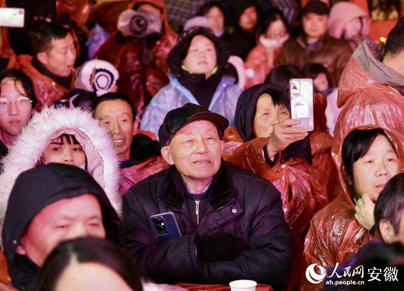 小年夜的“村晚”现场。人民网记者 陶涛摄
