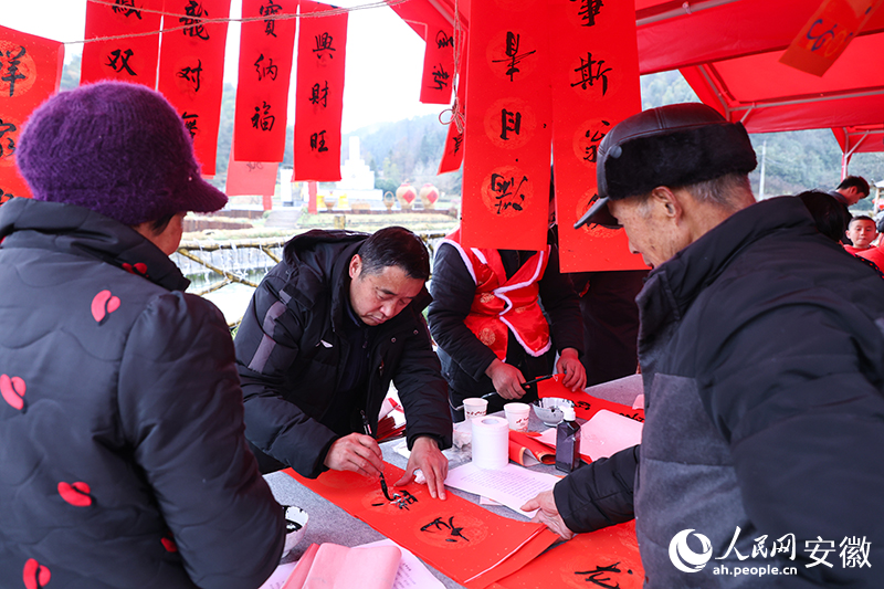 迎春送福写春联。人民网记者 陶涛摄