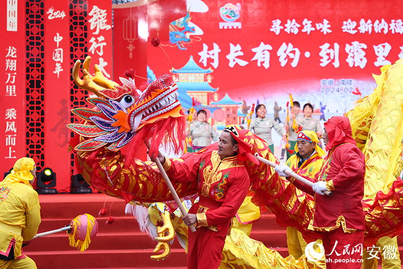 舞龙灯。人民网记者 陶涛摄