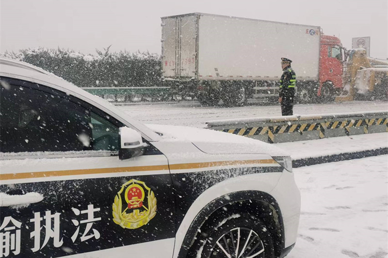 G36宁洛高速，蚌宁大队在风雪中疏导交通