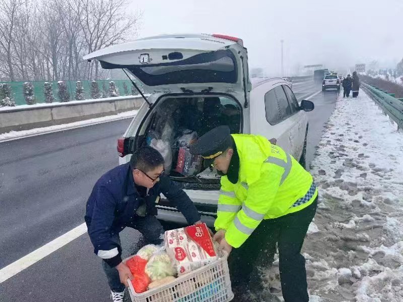 G0321德上高速，永利大队救助因车辆故障被困群众