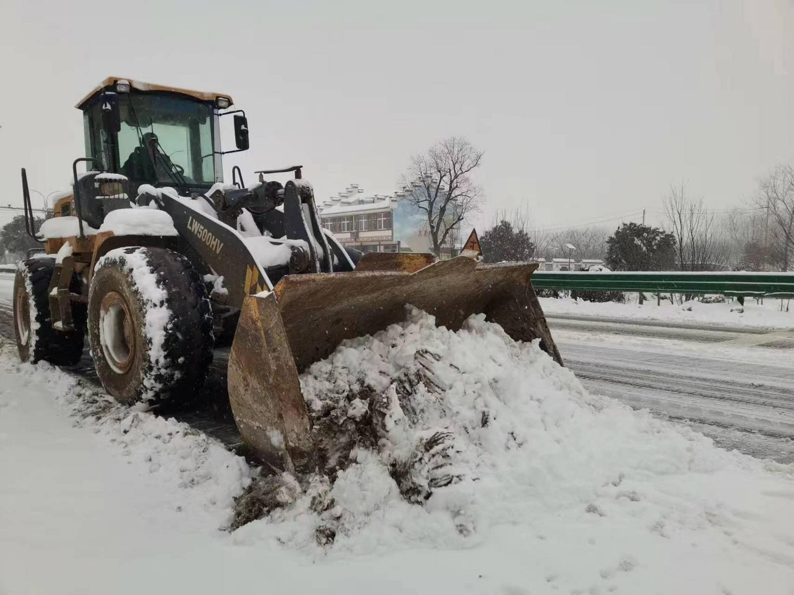 鏟除積雪。明西街道供圖
