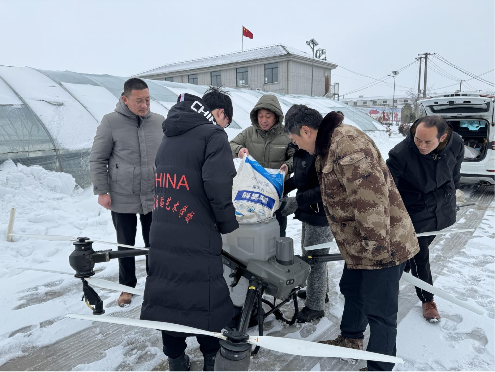 無人機裝載融雪劑。明光市農業農村局供圖