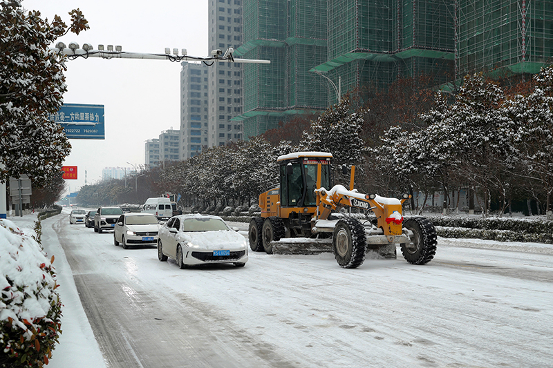 2月3日,蒙城县嵇康南路,大型机械在进行路面除雪作业。蒙城县委宣传部供图