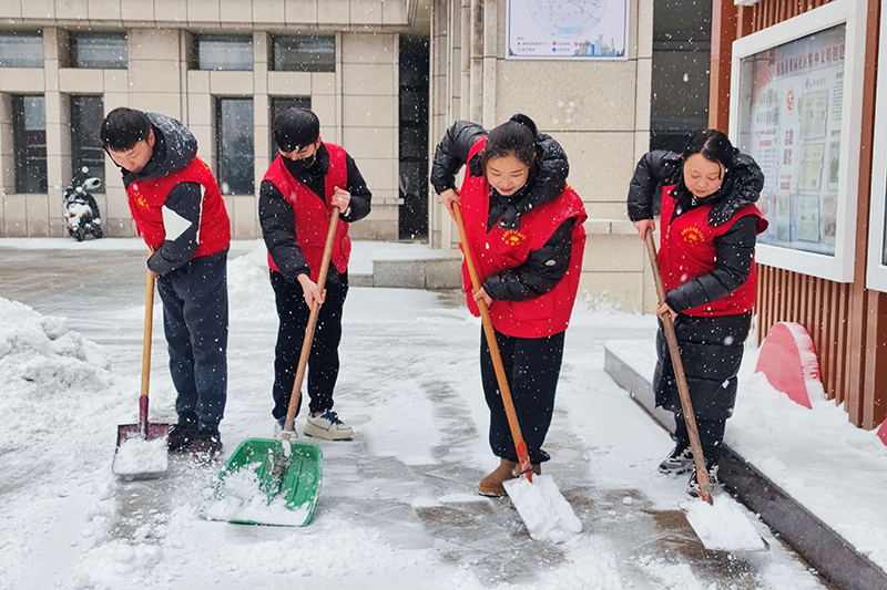 谯城区社区工作人员在除雪。谯城区委宣传部供图