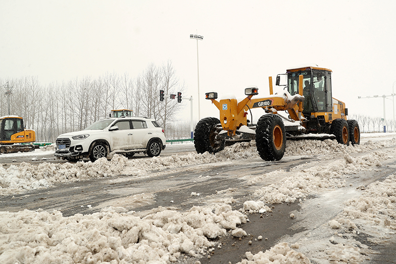 2月4日,蒙城县境内,大型机械对过境省道路面进行铲雪除冰。蒙城县委宣传部供图