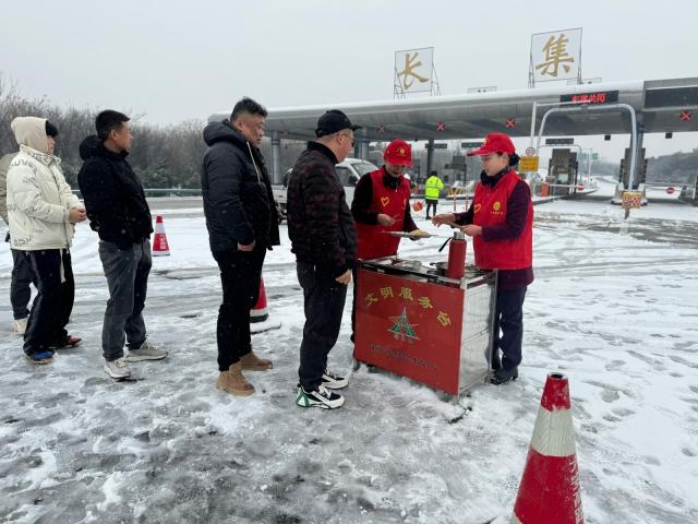 志愿者为司乘送上爱心早餐。六安西中心供图