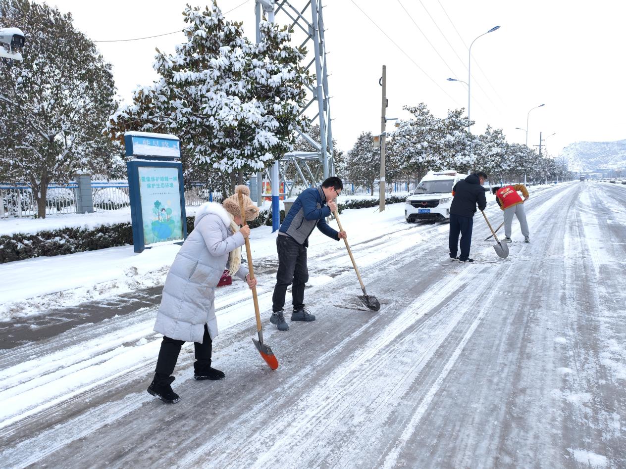 掃雪除冰志願服務活動。李楠攝