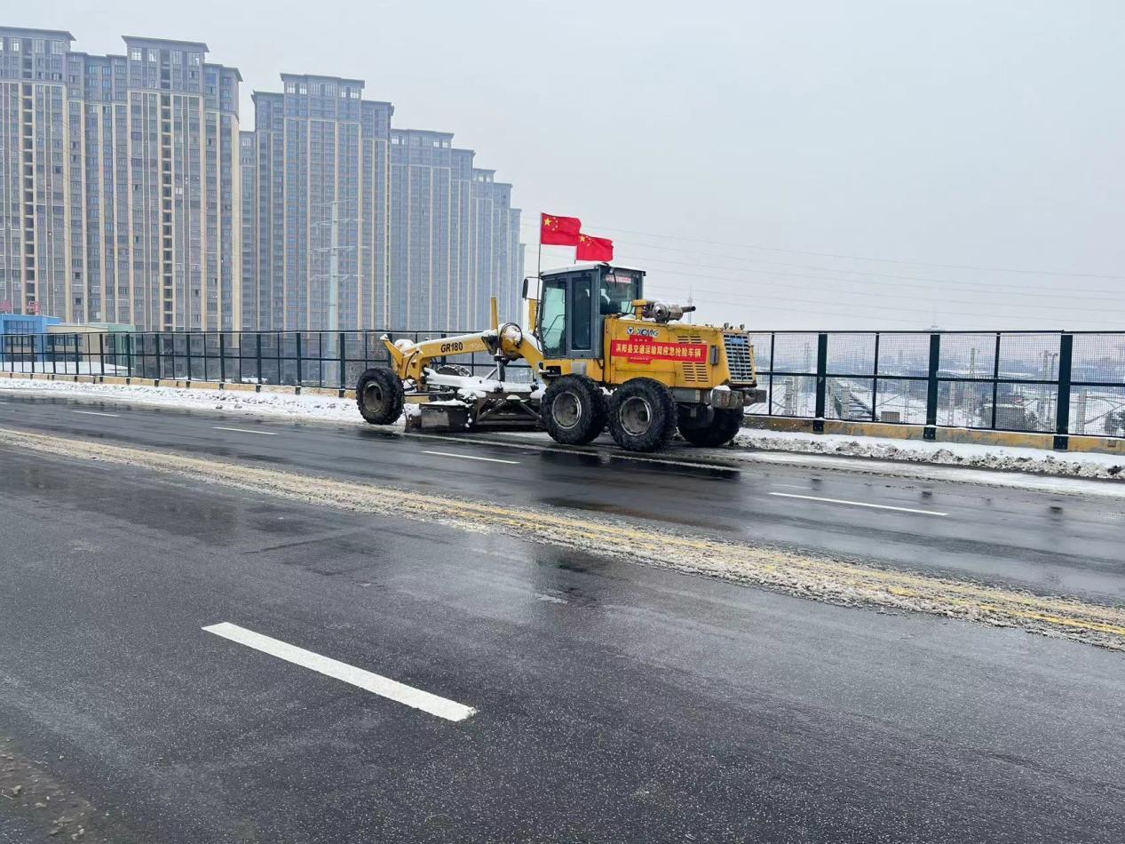 該縣出動機械上路除雪保暢通。渦陽縣委宣傳部供圖