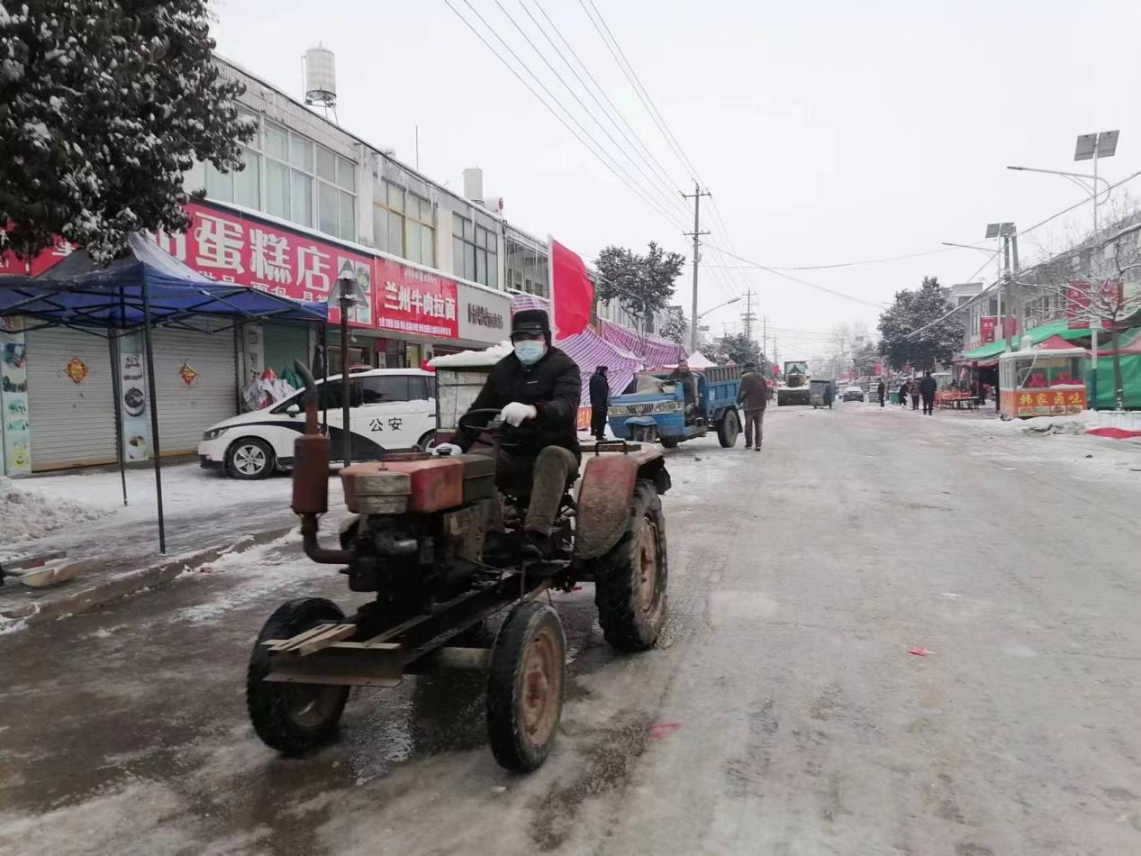 該縣楚店鎮居民在清運街道積雪消除安全隱患。渦陽縣委宣傳部供圖