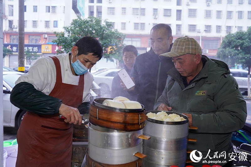 怀宁当地的包子铺。人民网记者 陈若天摄