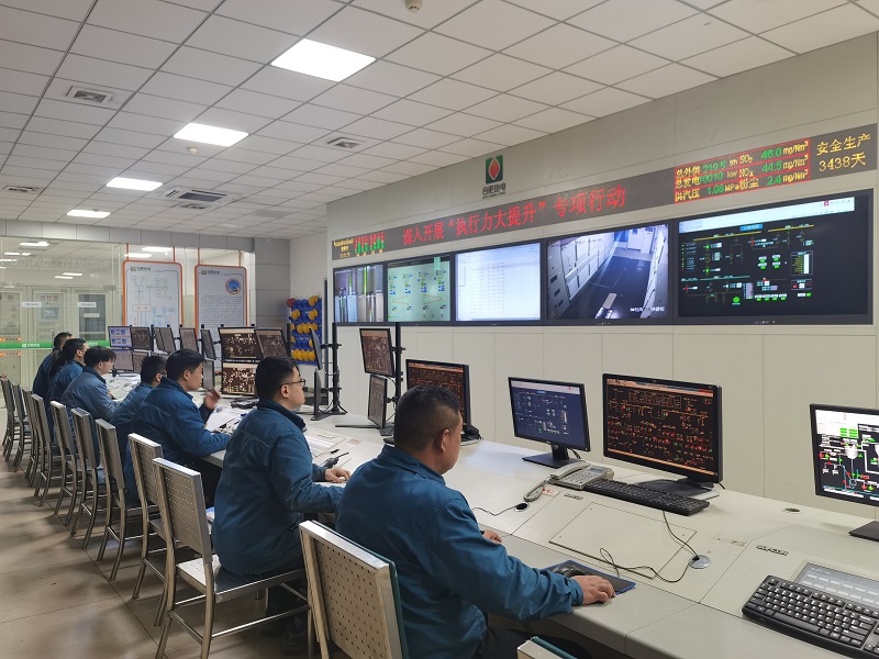 热源厂运行人员监控运行参数