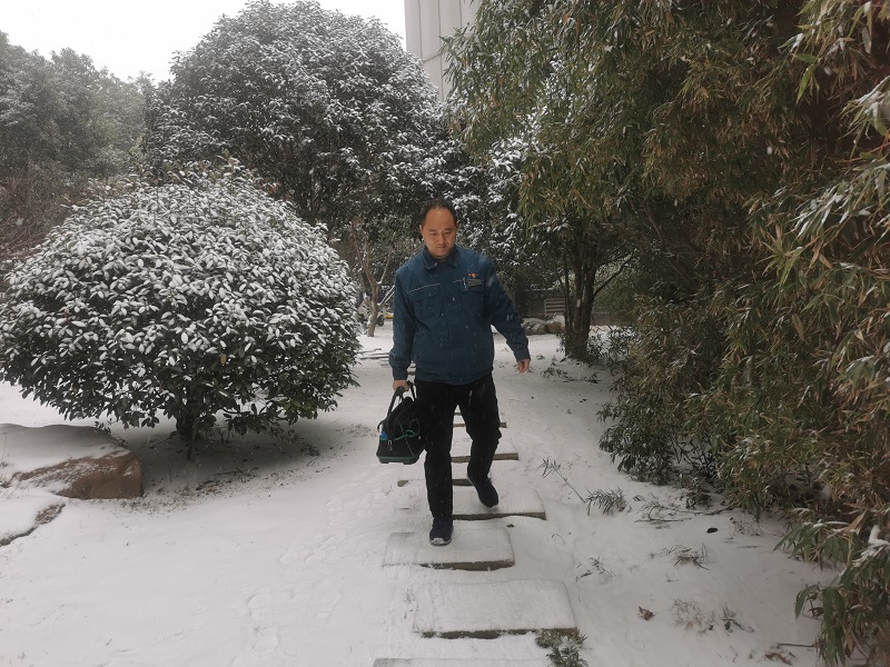 维修服务人员去往用户家中