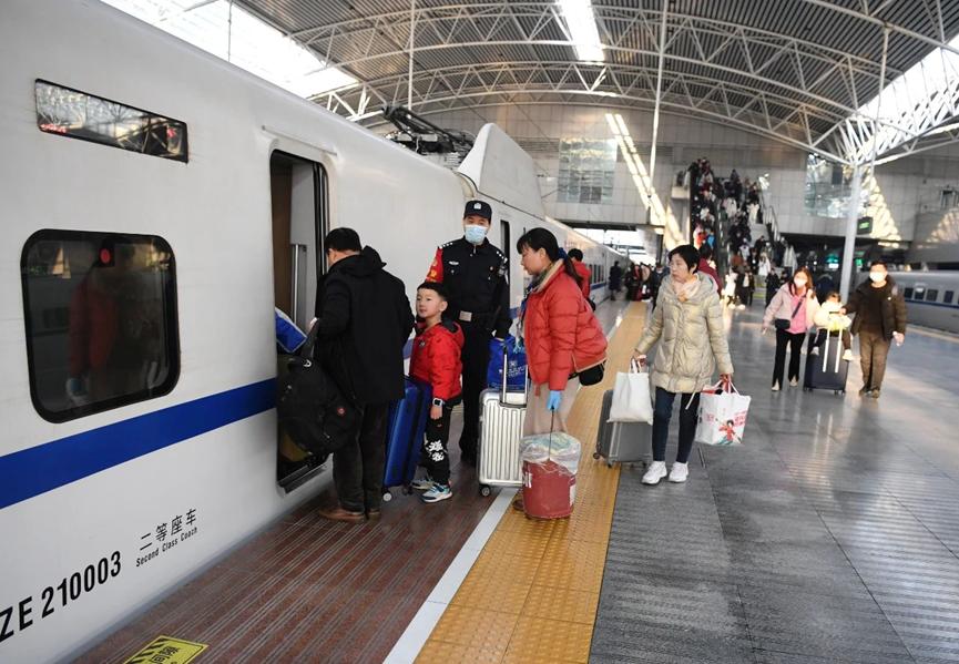 1月28日，六安市舒城老乡在上海站乘邮政专列高铁回家。安徽邮政供图