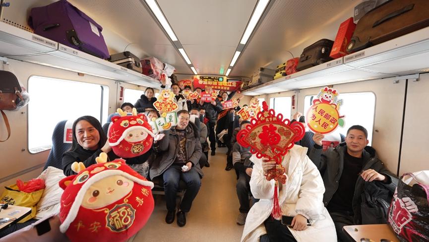 2月3日，阜阳市老乡搭乘邮政专列返乡。安徽邮政供图