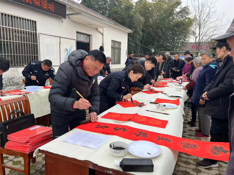 洪巷镇组织“走亲访友送春联，传递温暖福气添”写春联送春联活动。