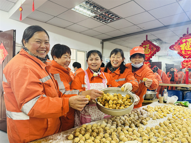 合肥市庐阳区“城市美容师”提前过新年。
