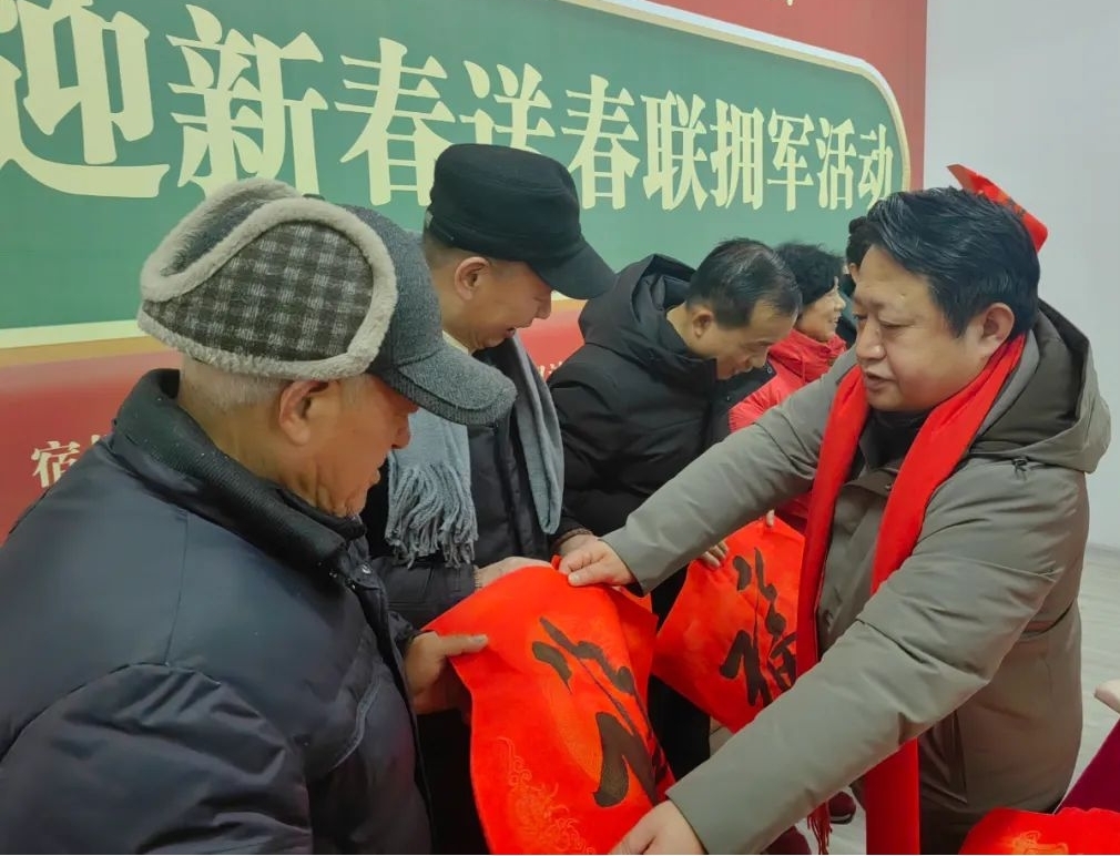 寫春聯、送祝福。李航供圖