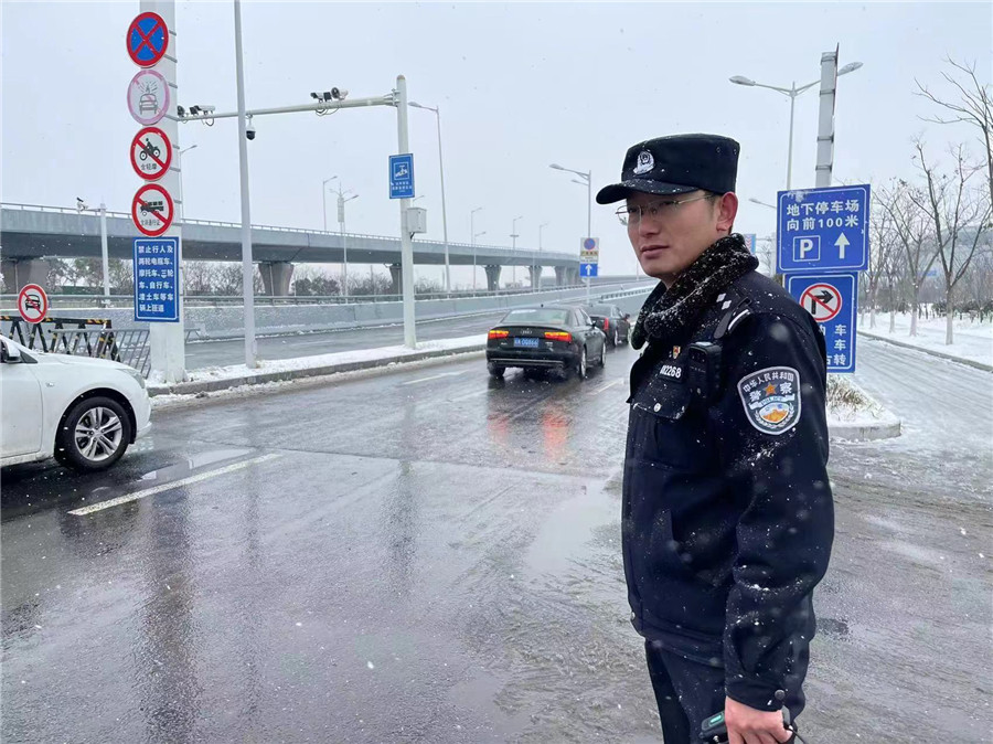 现场指挥交通。阜阳西站派出所供图