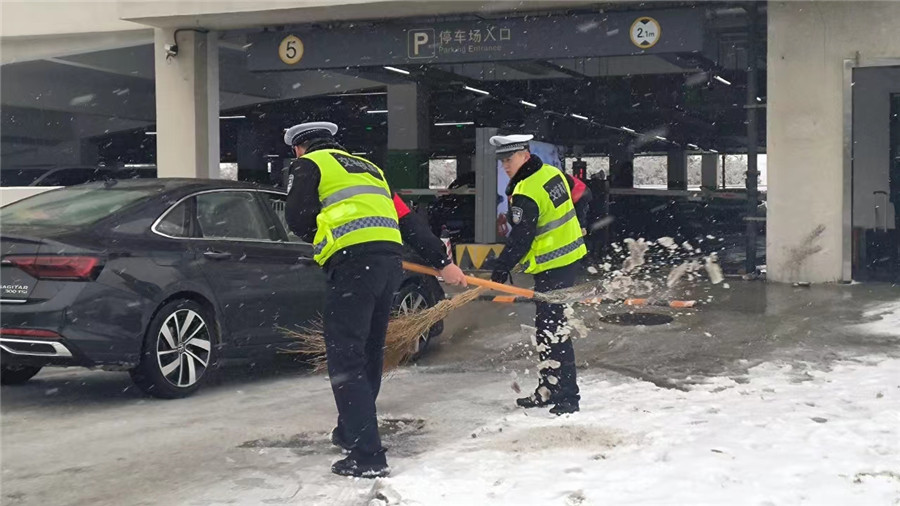 除雪现场。阜阳西站派出所供图
