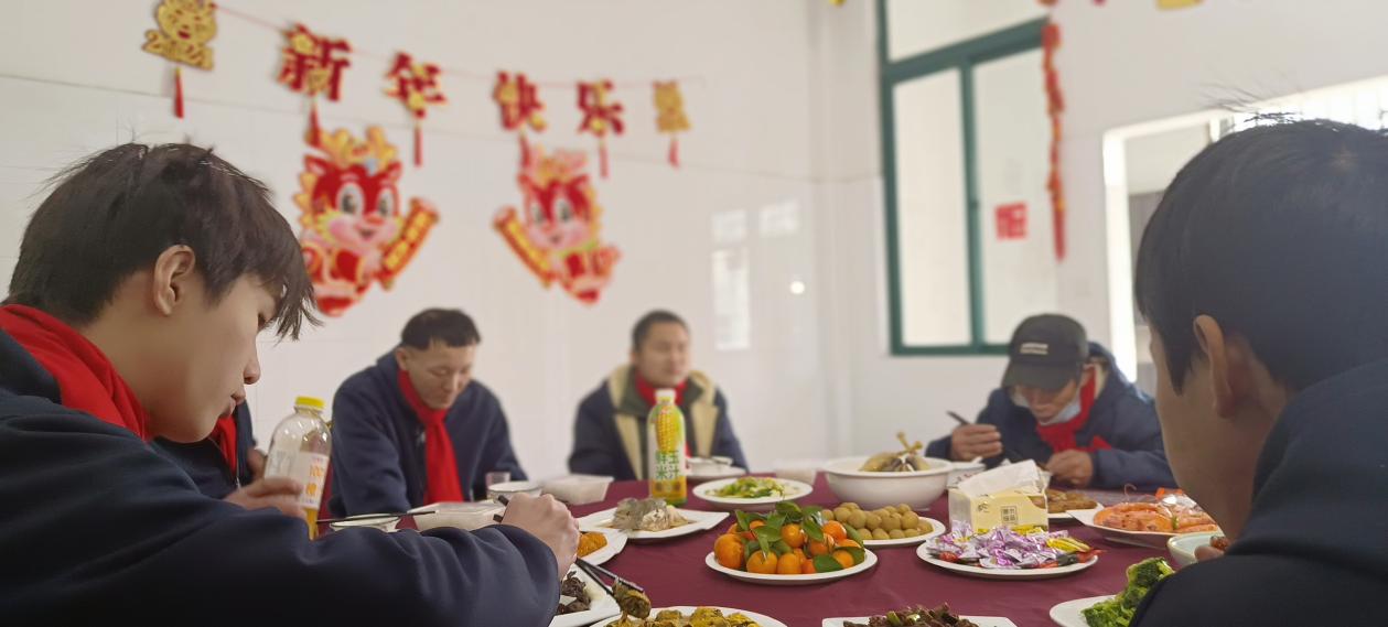 暖心“年夜飯”。人民網 陶偉攝