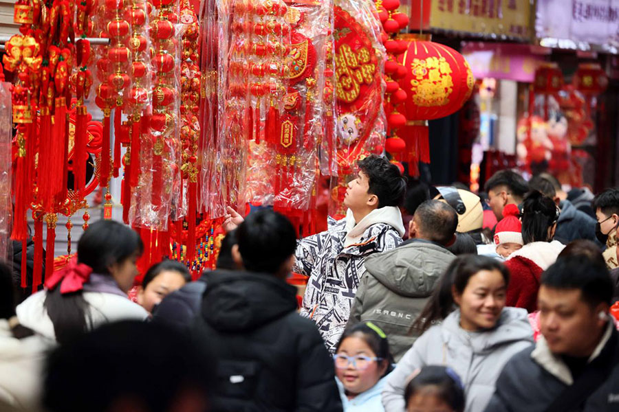2月8日，市民在合肥长江批发市场内选购新年饰件。解琛摄
