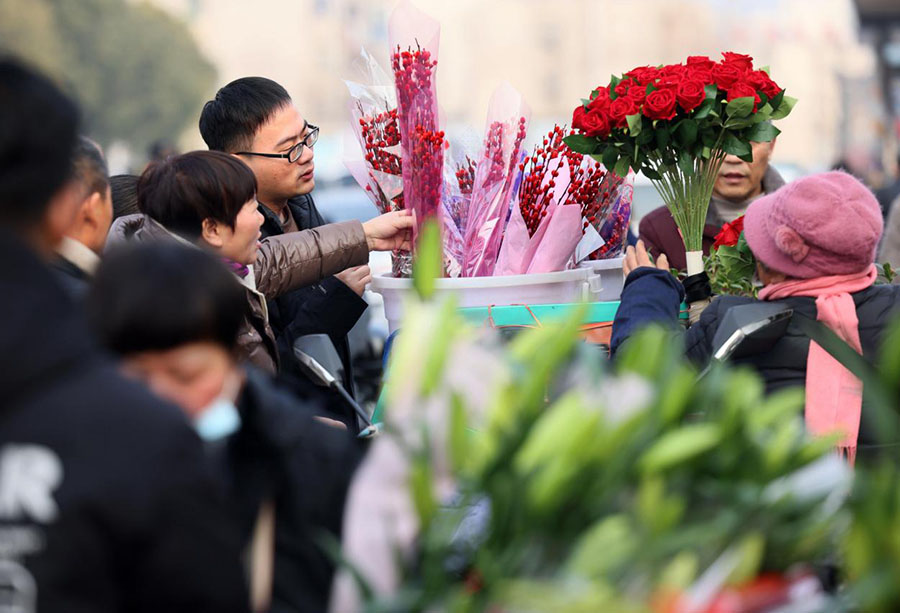 新春佳节，市民在合肥长江批发市场内选购新年花卉。解琛摄