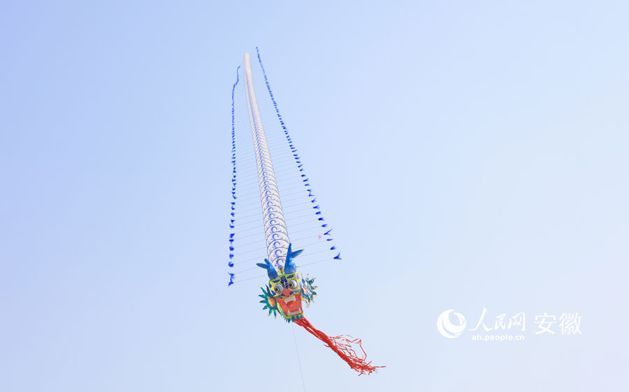 青花瓷龙风筝在空中舞动。人民网记者 王晓飞摄