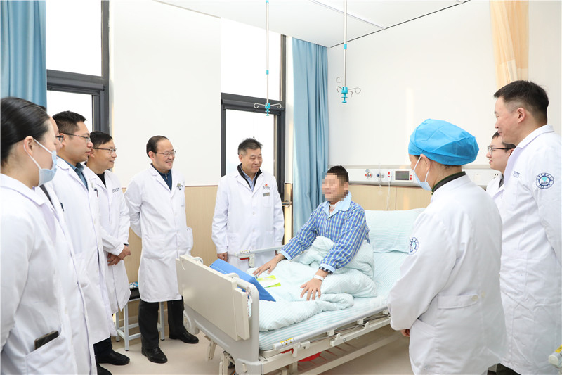王圣应带领医疗团队前来祝贺即将出院的患者。安徽省肿瘤医院供图