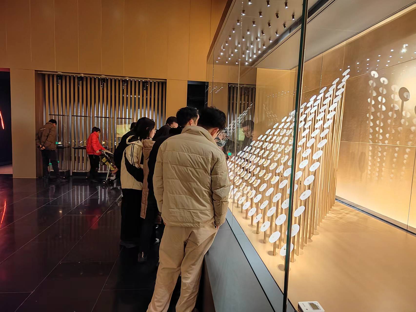 旅客在博物馆参观游览。王友唐摄