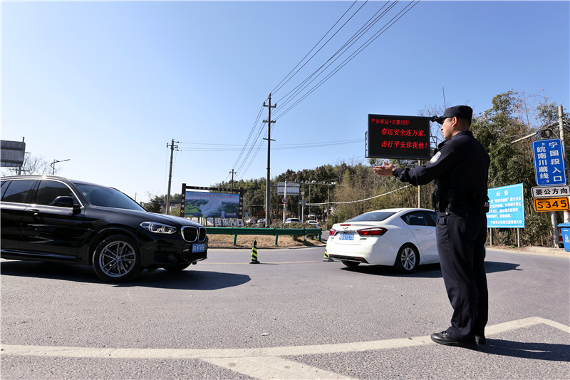 2月12日正月初三，宁国市公安局西津派出所组织警力协助交管部门在皖南川藏线宁国段入口处疏导交通。高鹏摄