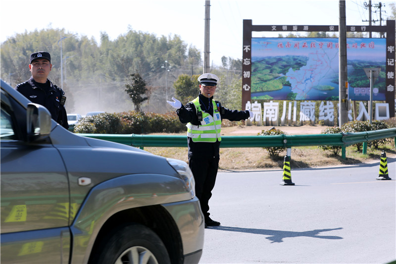 2月12日正月初三，宁国市公安局组织警力在皖南川藏线宁国段入口处疏导交通。高鹏摄