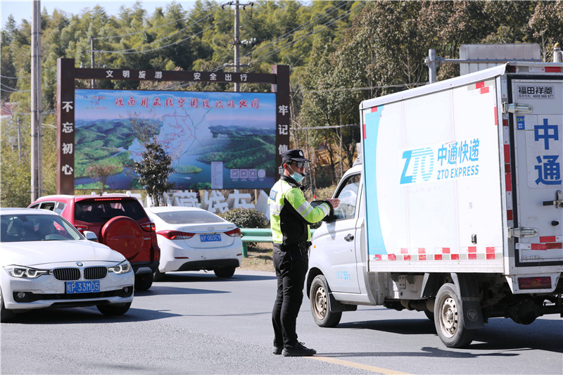 2月12日，宁国市公安局交管大队组织警力在皖南川藏线宁国段入口处疏导交通。高鹏摄