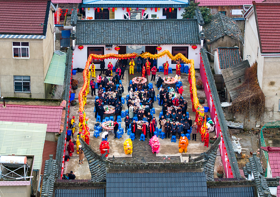 全村老老小小欢聚在村里的花戏楼举行“百家宴”。宁国市委宣传部供图