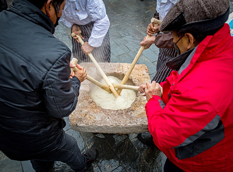 打糍粑是村民过年和拜年时必备的食物和礼品。宁国市委宣传部供图