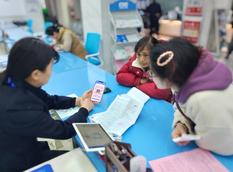 医保窗口工作人员帮助办理慢性病证。利辛县委宣传部供图