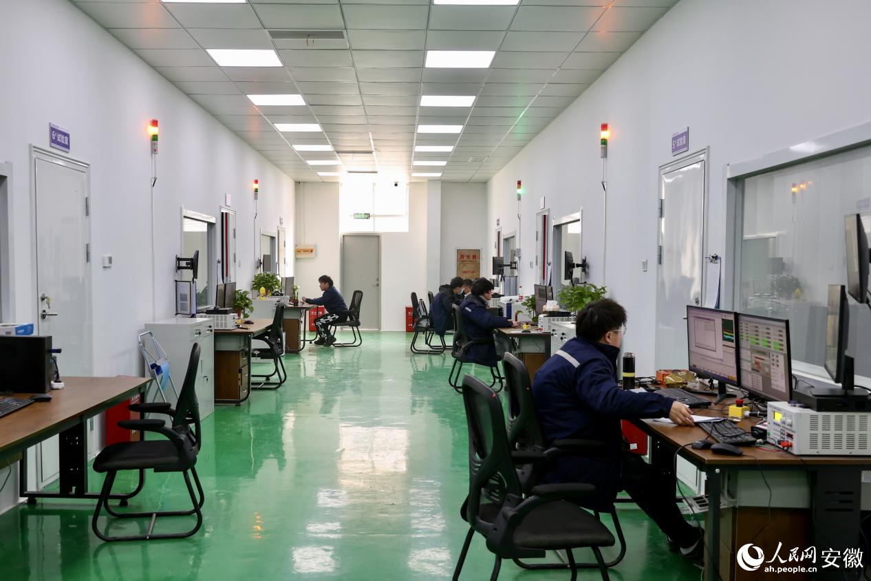 合肥联测员工正在紧张忙碌中。王嫣然摄