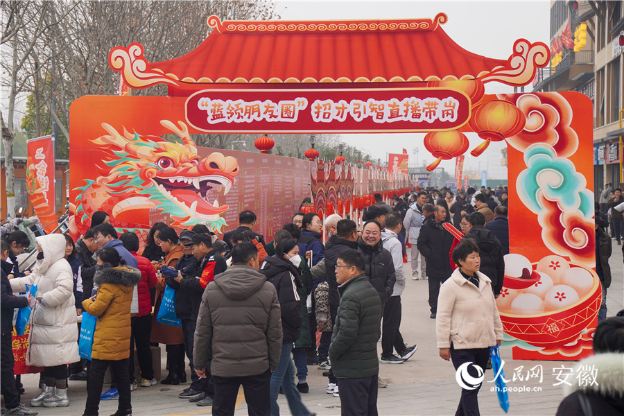招聘会现场。人民网记者 陈若天摄 