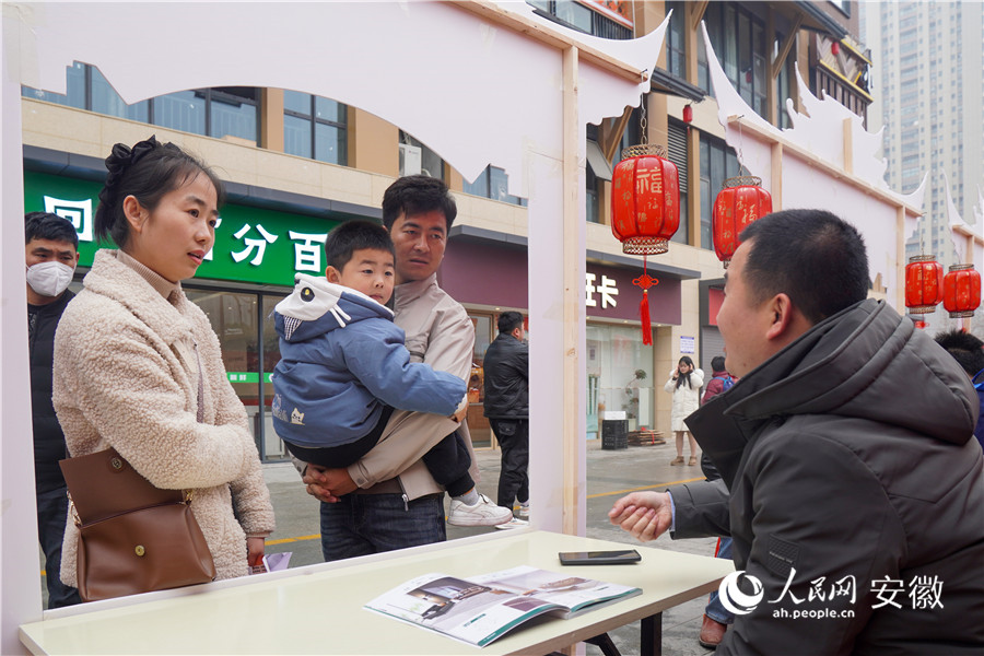 招聘会现场。人民网记者 陈若天摄 