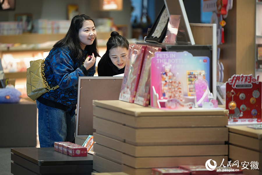 读者在店内阅读、挑选书籍。人民网记者 苗子健摄