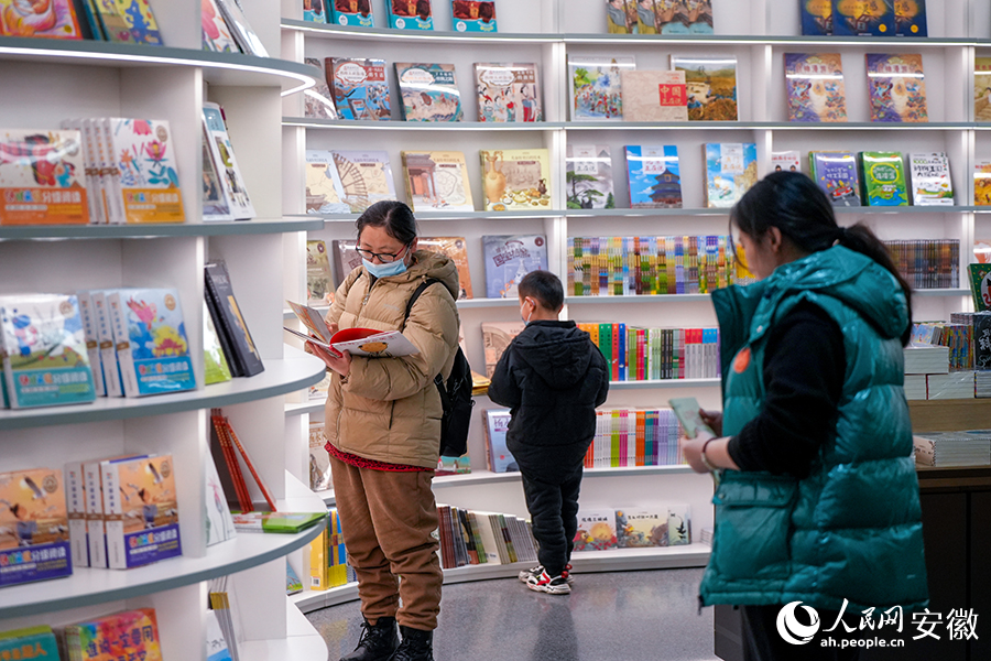 读者在店内阅读、挑选书籍。人民网记者 苗子健摄