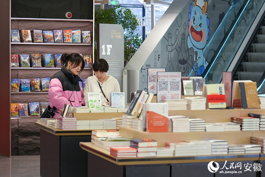读者在店内阅读、挑选书籍。人民网记者 苗子健摄