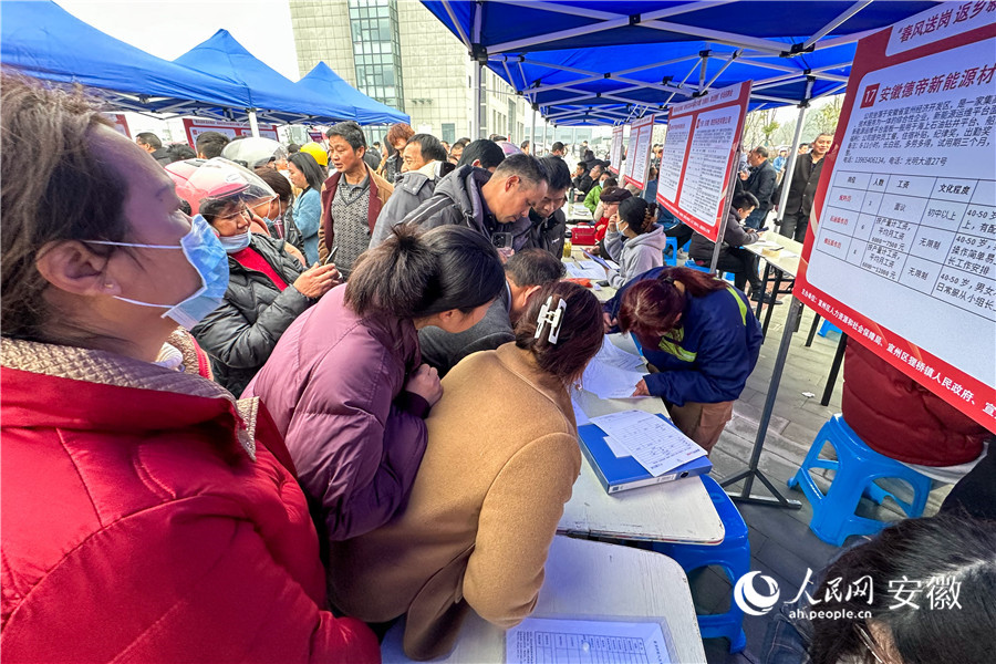 “扎根家乡 就业狸桥”专场招聘会现场。人民网记者 李希蒙摄