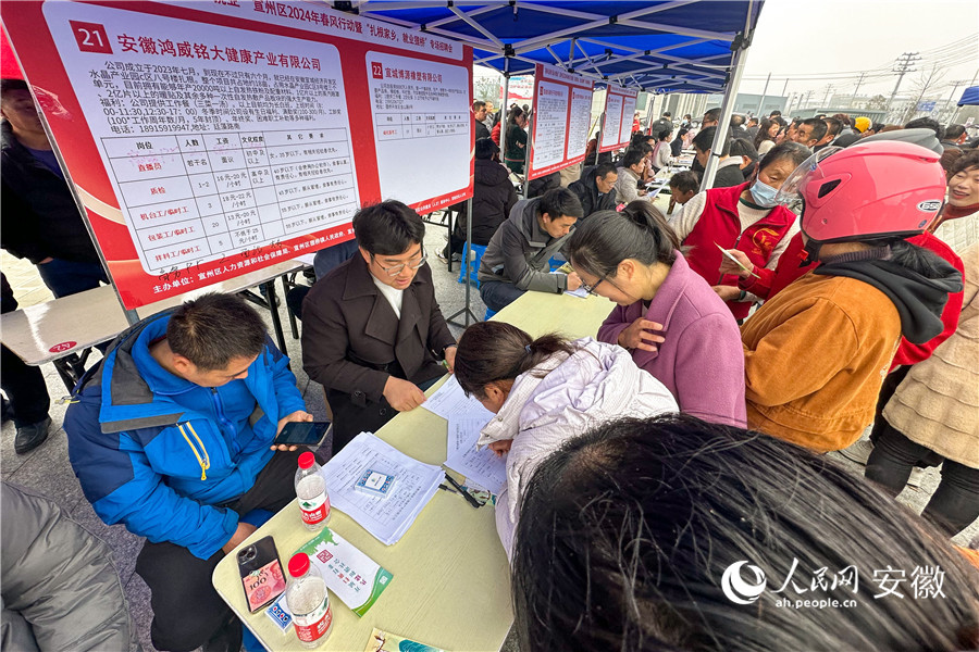 “扎根家乡 就业狸桥”专场招聘会现场。人民网记者 李希蒙摄
