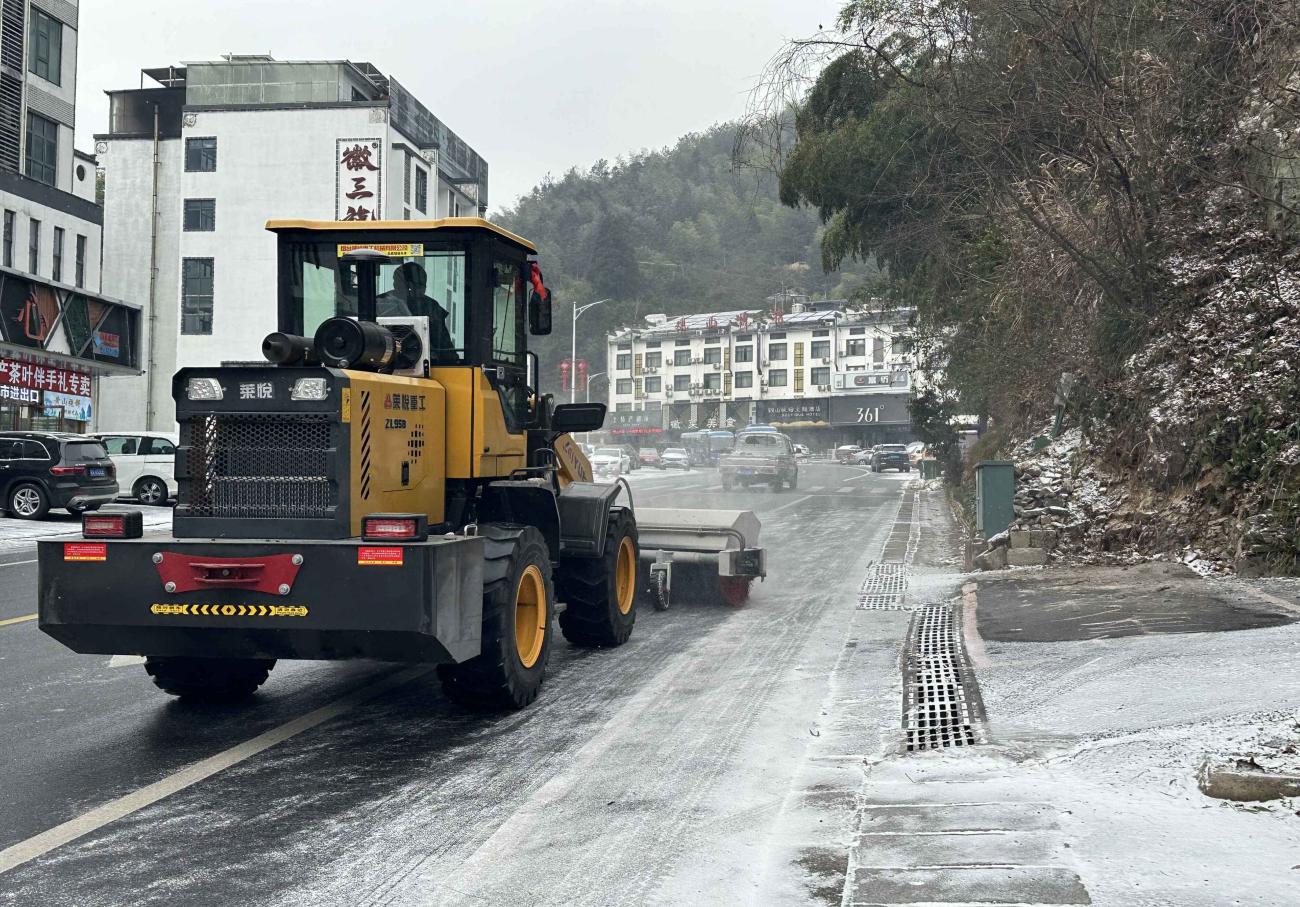利用滾刷式除雪機清除路面積雪
