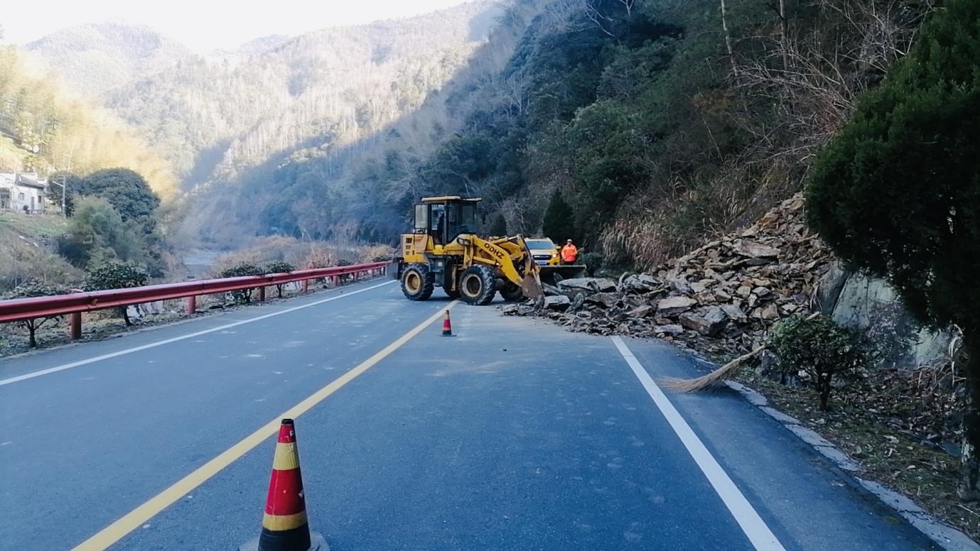利用裝載機清除國道205線塌方落石