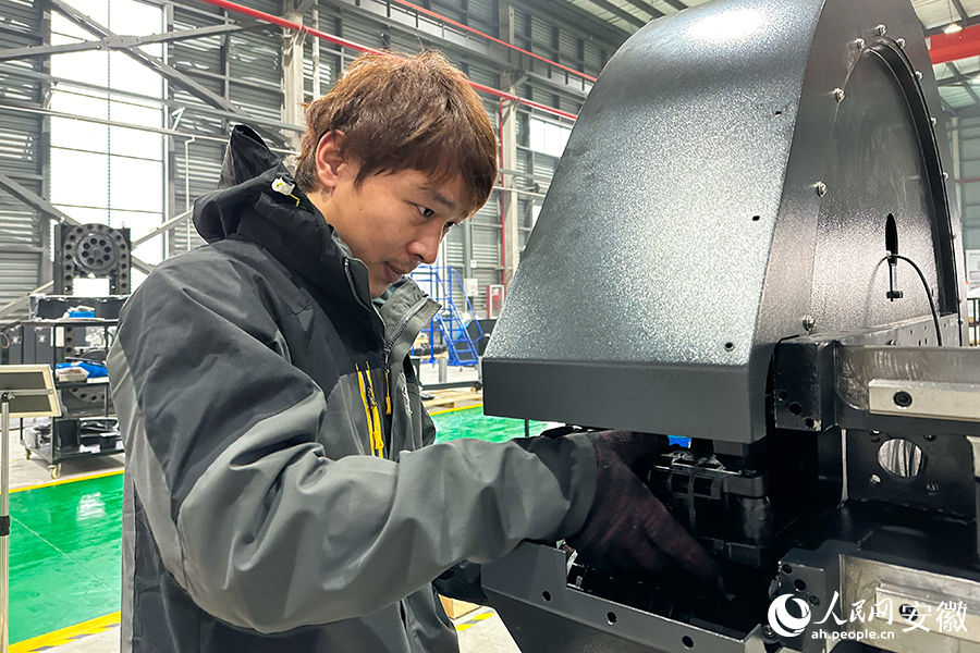 方冠(安徽)数控科技有限公司机床刀库组装厂房内，工人师傅正在加紧赶制订单。人民网记者 李希蒙摄
