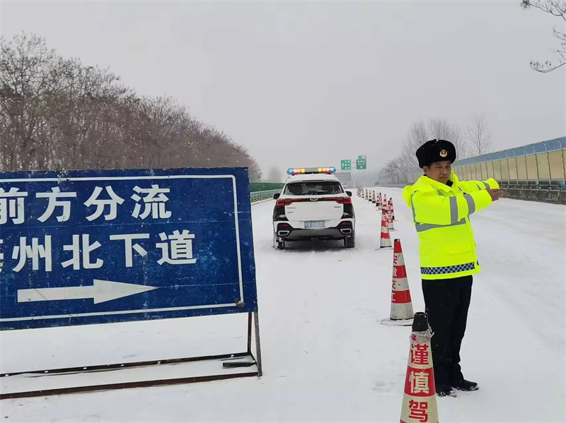 G1516鹽洛高速亳州段鹿邑往永城方向，亳州北收費站出口附近，亳阜大隊執法人員協助交警實施車輛分流。張兵攝