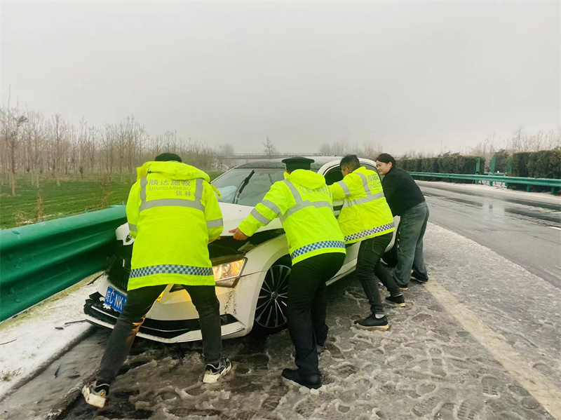 S12滁新高速阜新段，車輛側滑事故執法人員救援。魏鳳利攝